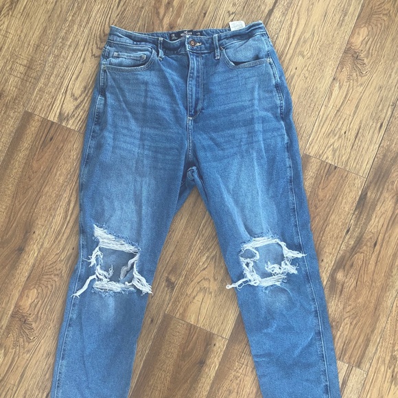 Hollister Curvy Ultra High-Rise Mom Jean - Picture 1 of 1